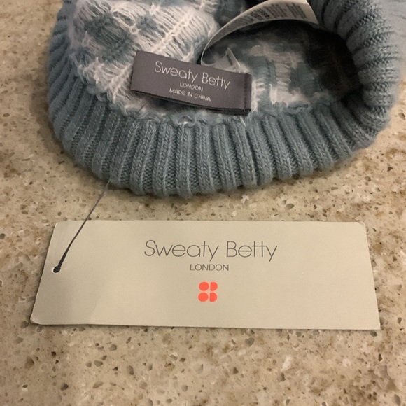 NWT SWEATY BETTY ANIMAL JACQUARD BEANIE IN BLUE LEOPARD PAINT JACQUARD - Picture 5 of 7